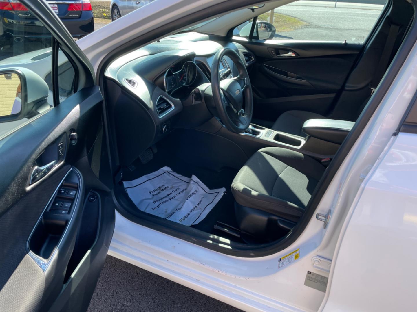 2017 White Chevrolet Cruze (1G1BC5SM0H7) with an 4-Cyl, Turbo, 1.4 Liter engine, Automatic, 6-Spd transmission, located at 8008 Warden Rd, Sherwood, AR, 72120, (501) 801-6100, 34.830078, -92.186684 - Photo#11